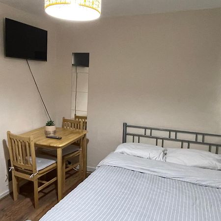 Comfortable Double Room Λονδίνο Εξωτερικό φωτογραφία