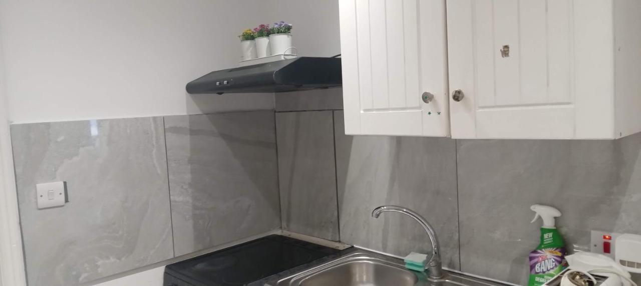 Comfortable Double Room Λονδίνο Εξωτερικό φωτογραφία