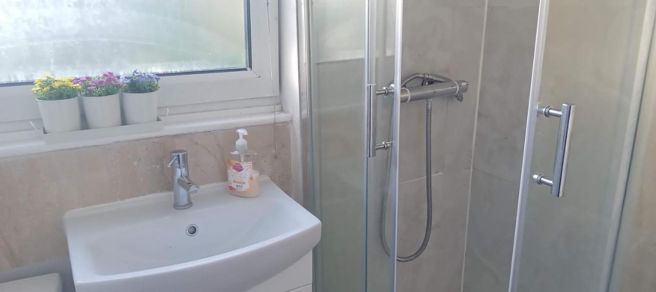 Comfortable Double Room Λονδίνο Εξωτερικό φωτογραφία