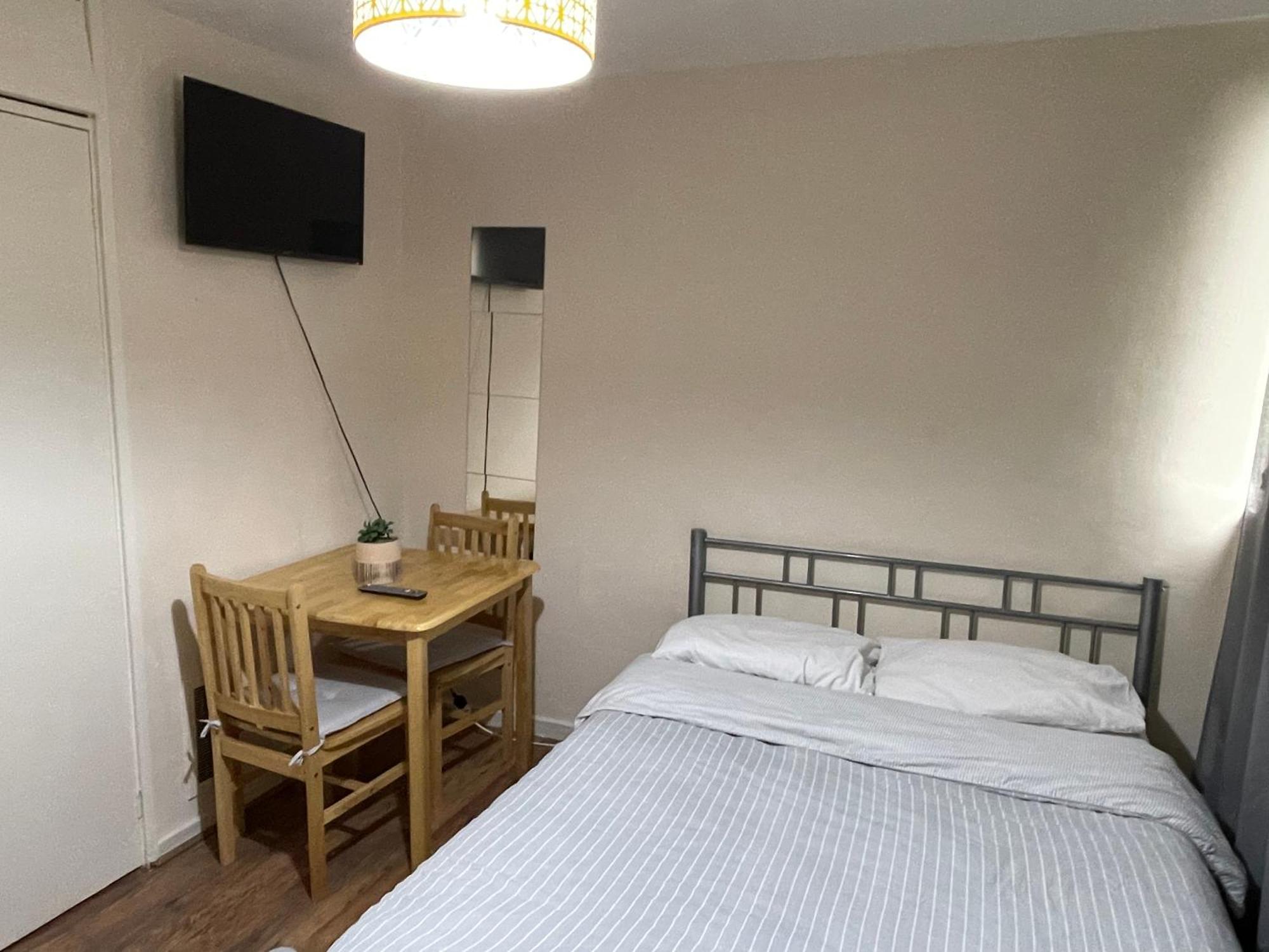 Comfortable Double Room Λονδίνο Εξωτερικό φωτογραφία